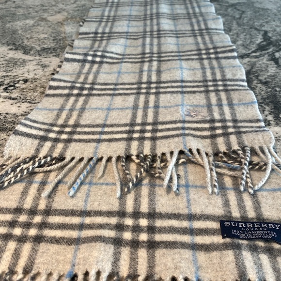 Burberry Lambswool Scarf - Picture 4 of 4